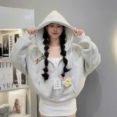 Áo Khoác Dây Kéo Phao Kèm CHARM BÔNG HOA Siêu Xinh, Thêu Logo Stay Kind Love More - Phong Cách Năng Động và Tiện Lợi